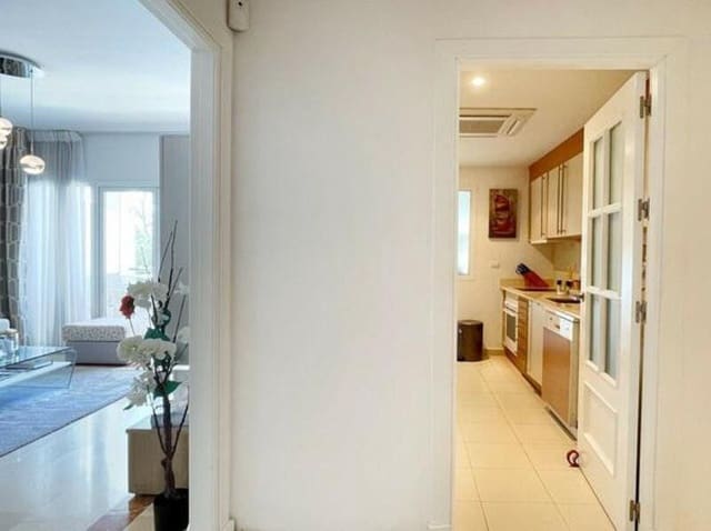 4 chambre Penthouse à vendre à Nueva Andalucía Centro, Marbella avec piscine garage - 660 000 € (Ref: 9403167)