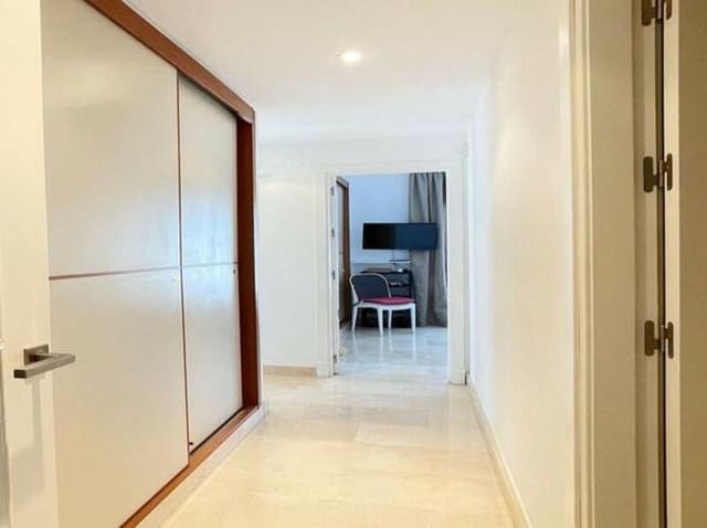 4 chambre Penthouse à vendre à Nueva Andalucía Centro, Marbella avec piscine garage - 660 000 € (Ref: 9403167)