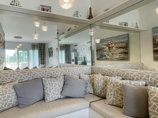 4 chambre Penthouse à vendre à Nueva Andalucía Centro, Marbella avec piscine garage - 660 000 € (Ref: 9403167)