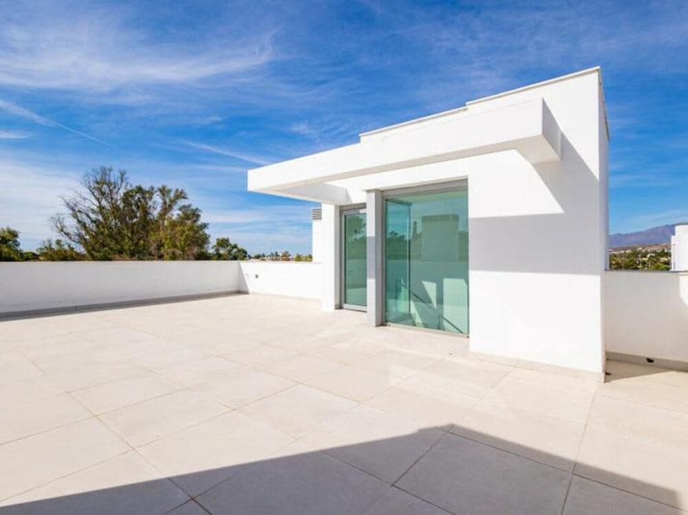 3 soverom Kjedet enebolig til salgs i San Pedro de Alcantara med svømmebasseng garasje - € 1 100 000 (Ref: 9403170)