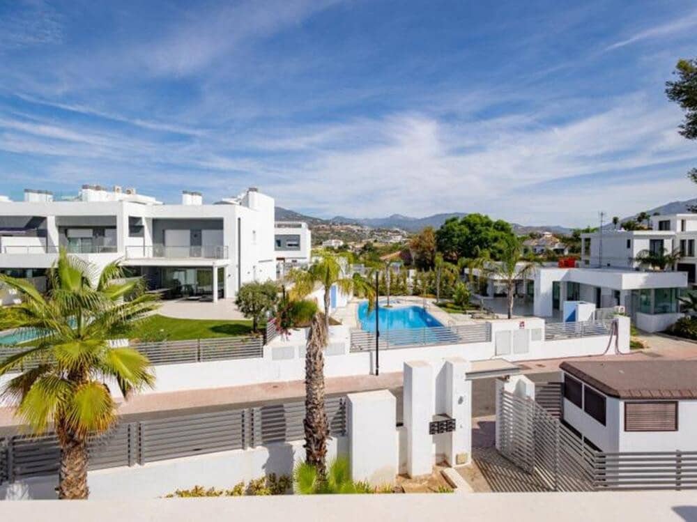 3 soverom Kjedet enebolig til salgs i San Pedro de Alcantara med svømmebasseng garasje - € 1 150 000 (Ref: 9403170)