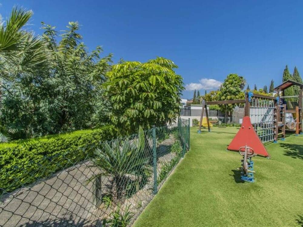 2 soveværelse Lejlighed til salg i Los Flamingos med swimmingpool garage - € 419.000 (Ref: 9403171)