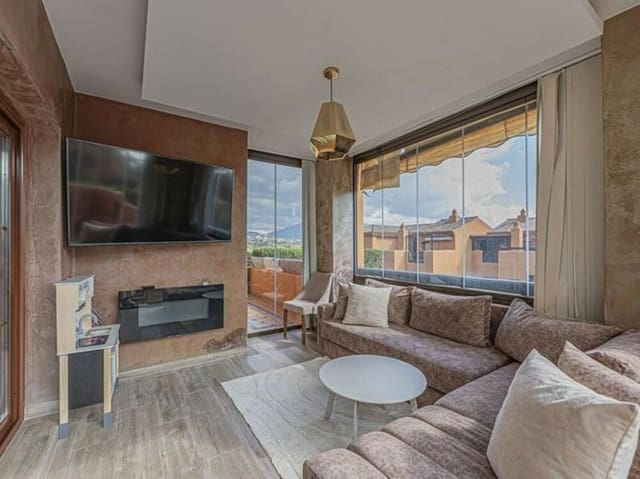 Apartamento de 2 habitaciones en Nueva Atalaya, Estepona en venta con piscina garaje - 425.000 € (Ref: 9403174)