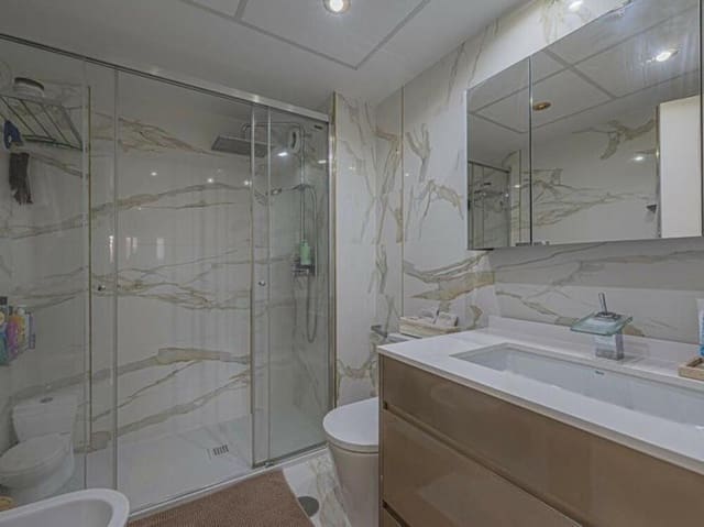 Apartamento de 2 habitaciones en Nueva Atalaya, Estepona en venta con piscina garaje - 425.000 € (Ref: 9403174)