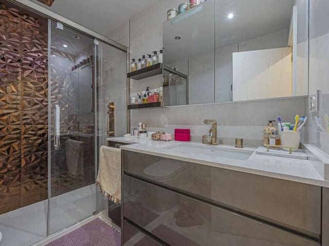 Apartamento de 2 habitaciones en Nueva Atalaya, Estepona en venta con piscina garaje - 425.000 € (Ref: 9403174)