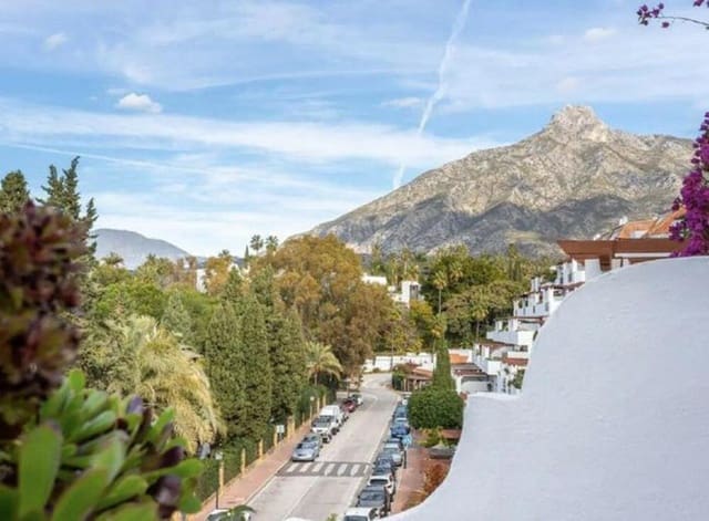 2 soveværelse Lejlighed til leje i Lomas De Marbella, Marbella med swimmingpool garage - € 1.750 (Ref: 9406078)