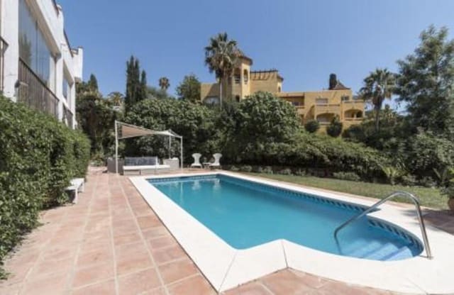 4 soveværelse Villa til salg i El Rosario, Marbella med swimmingpool - € 1.200.000 (Ref: 9406079)
