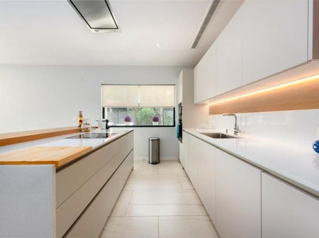 5 sypialnia Willa na sprzedaż w Nueva Andalucía Centro, Marbella z basenem garażem - 1 895 000 € (Ref: 9406082)