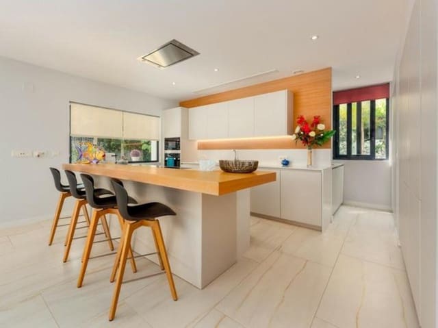 5 sypialnia Willa na sprzedaż w Nueva Andalucía Centro, Marbella z basenem garażem - 1 895 000 € (Ref: 9406082)