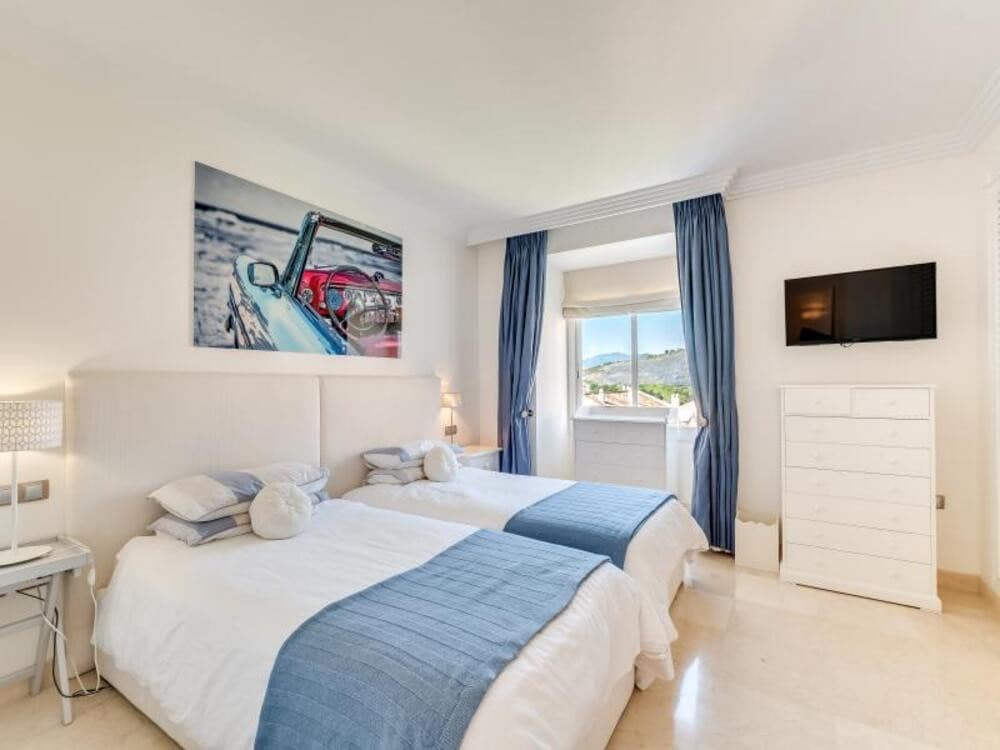 3 soveværelse Penthouse til leje i Marbella med swimmingpool garage - € 4.900 (Ref: 9410372)