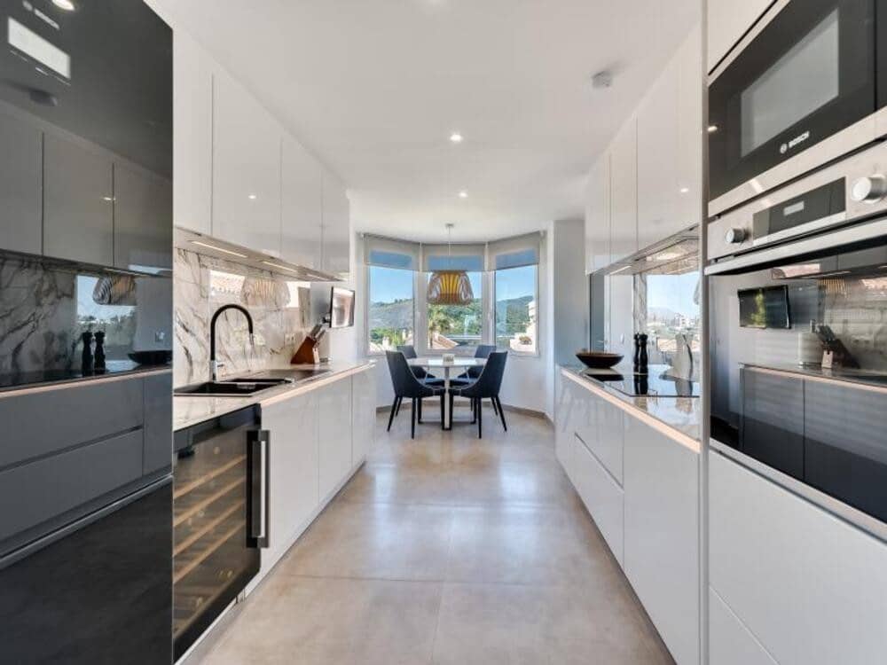 3 soveværelse Penthouse til leje i Marbella med swimmingpool garage - € 4.900 (Ref: 9410372)