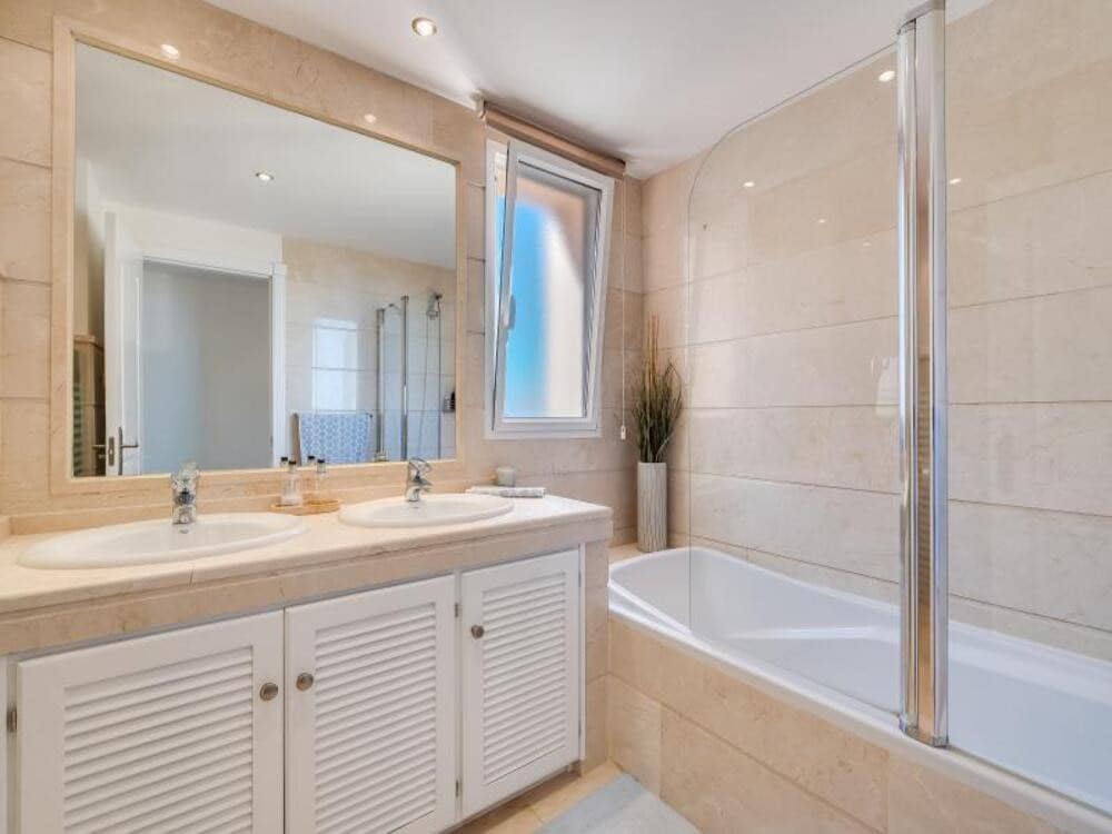 3 soveværelse Penthouse til leje i Marbella med swimmingpool garage - € 4.900 (Ref: 9410372)