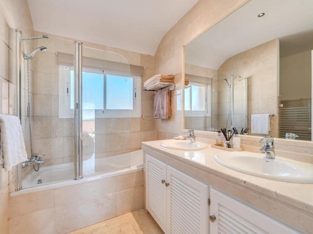 3 soveværelse Penthouse til leje i Marbella med swimmingpool garage - € 4.900 (Ref: 9410372)