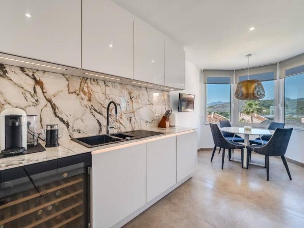 3 soveværelse Penthouse til leje i Marbella med swimmingpool garage - € 4.900 (Ref: 9410372)