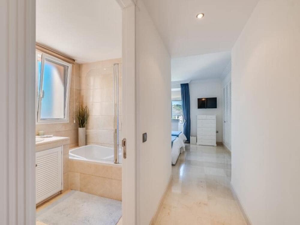 3 soveværelse Penthouse til leje i Marbella med swimmingpool garage - € 4.900 (Ref: 9410372)