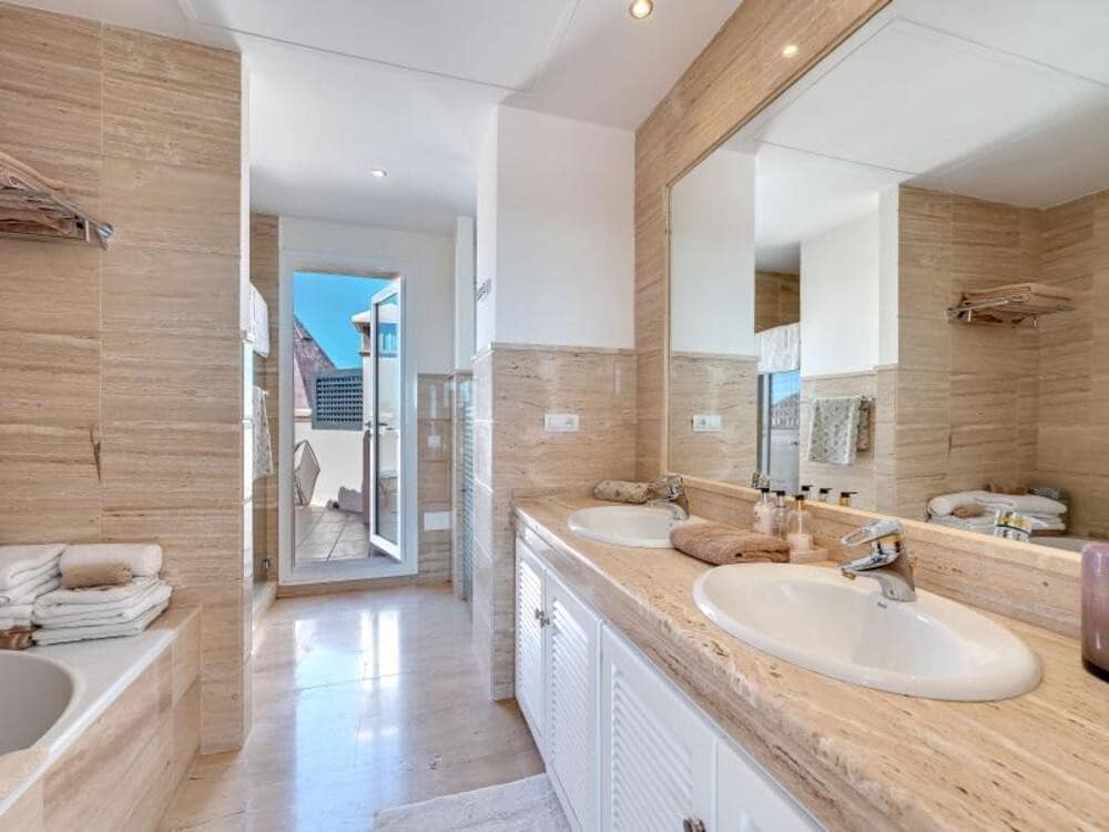 3 soveværelse Penthouse til leje i Marbella med swimmingpool garage - € 4.900 (Ref: 9410372)