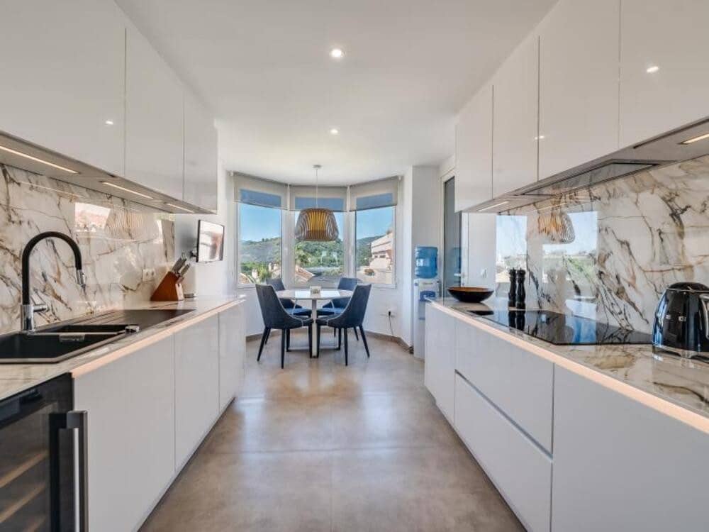 3 soveværelse Penthouse til leje i Marbella med swimmingpool garage - € 4.900 (Ref: 9410372)