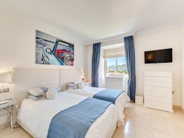 3 bedroom Penthouse for rent in Los Naranjos, Marbella with pool garage - € 4,900 (Ref: 9410372)