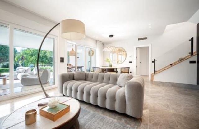 3 soveværelse Byhus til salg i Elviria, Marbella med swimmingpool garage - € 895.000 (Ref: 9410373)