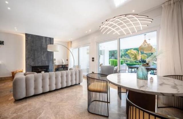 3 soveværelse Byhus til salg i Elviria, Marbella med swimmingpool garage - € 895.000 (Ref: 9410373)