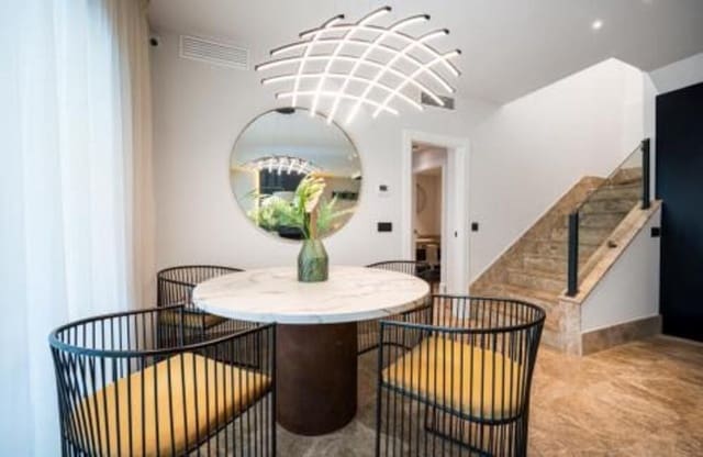 3 soveværelse Byhus til salg i Elviria, Marbella med swimmingpool garage - € 895.000 (Ref: 9410373)