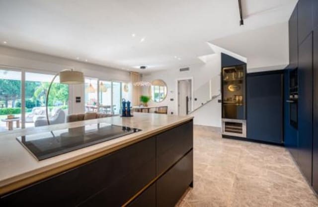 3 soveværelse Byhus til salg i Elviria, Marbella med swimmingpool garage - € 895.000 (Ref: 9410373)