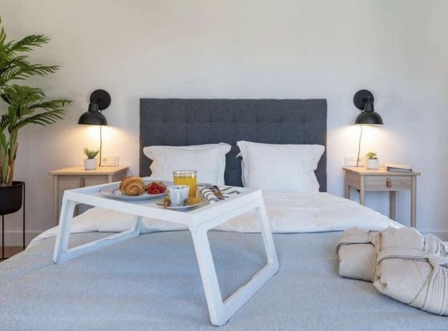 3 soveværelse Villa til leje i Las Brisas, Marbella med swimmingpool garage - € 10.000 (Ref: 9413452)