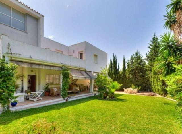 5 soveværelse Villa til salg i Las Brisas, Marbella med swimmingpool garage - € 1.750.000 (Ref: 9415678)