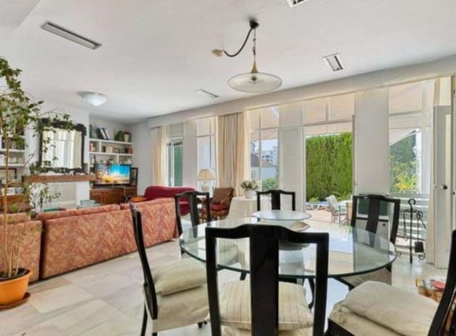 5 soveværelse Villa til salg i Las Brisas, Marbella med swimmingpool garage - € 1.750.000 (Ref: 9415678)