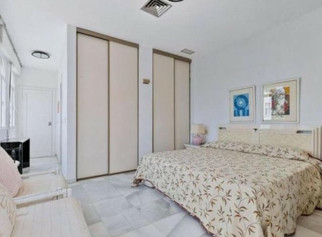 5 soveværelse Villa til salg i Las Brisas, Marbella med swimmingpool garage - € 1.750.000 (Ref: 9415678)