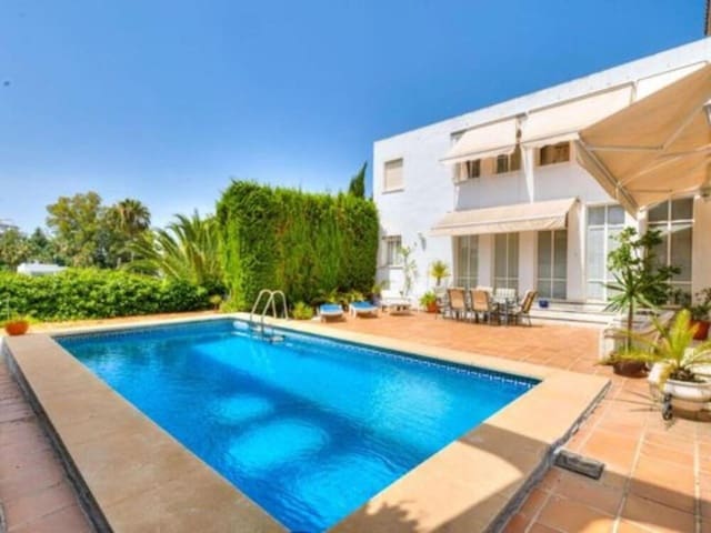 5 soveværelse Villa til salg i Las Brisas, Marbella med swimmingpool garage - € 1.750.000 (Ref: 9415678)