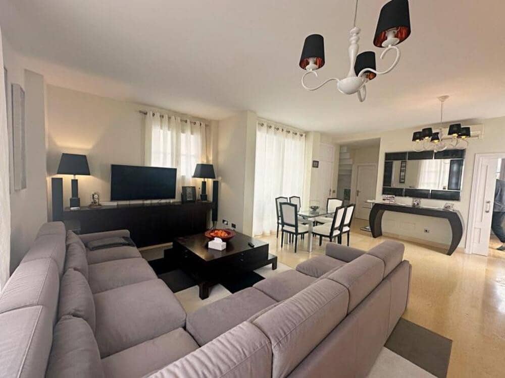 5 soveværelse Semi-Rækkehus til leje i Estepona med swimmingpool garage - € 4.500 (Ref: 9432831)