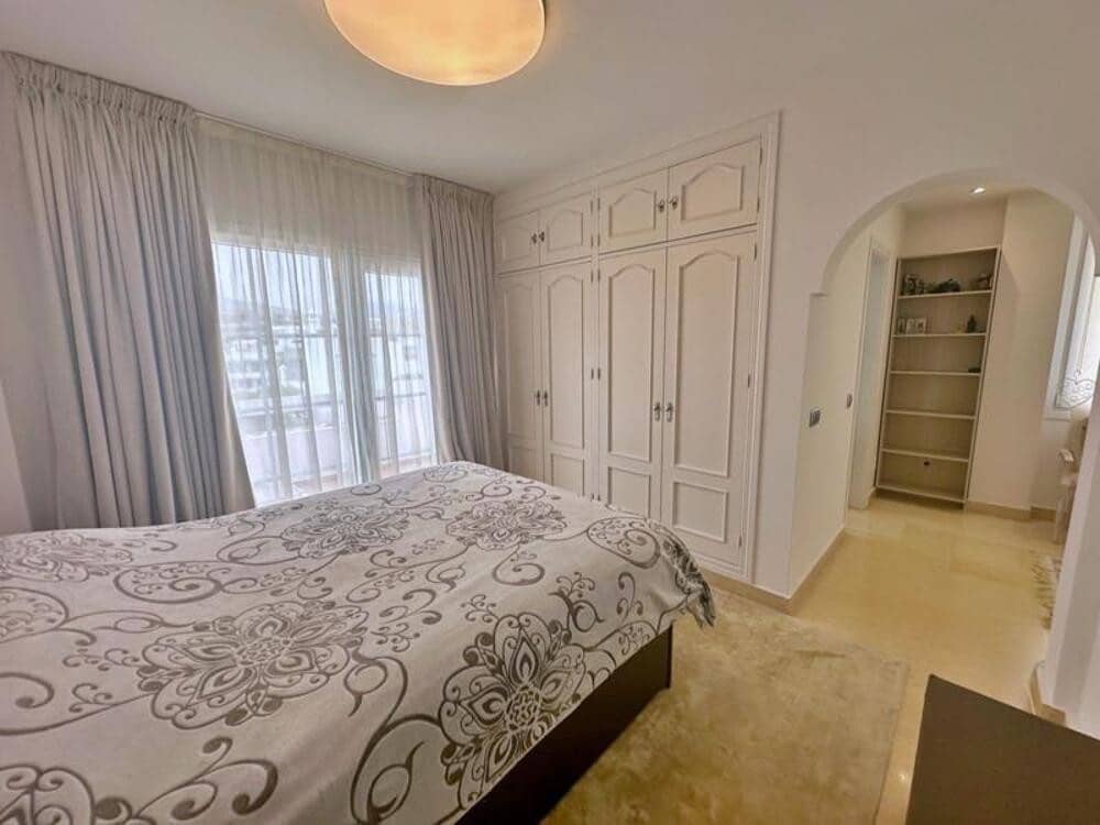 5 soveværelse Semi-Rækkehus til leje i Estepona med swimmingpool garage - € 4.500 (Ref: 9432831)