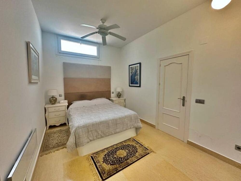 5 soveværelse Semi-Rækkehus til leje i Estepona med swimmingpool garage - € 4.500 (Ref: 9432831)