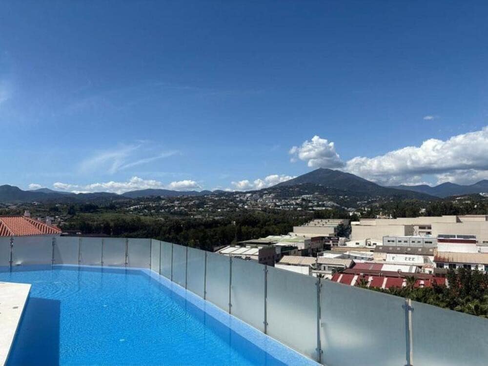 Appartement de 3 chambres à louer à Marbella avec piscine garage - 2 500 € (Ref: 9432832)