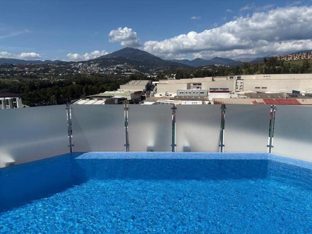 Appartement de 3 chambres à louer à Marbella avec piscine garage - 2 500 € (Ref: 9432832)