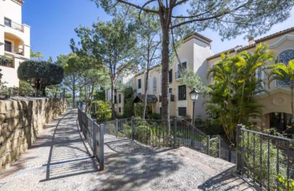 3 quarto Apartamento para venda em Benahavis com piscina garagem - 1 500 000 € (Ref: 9436613)