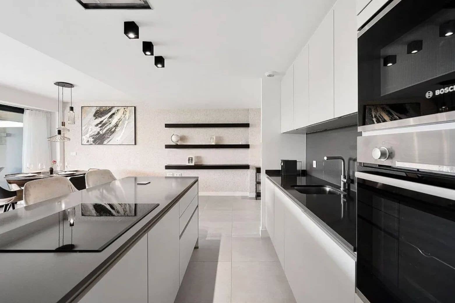 3 soveværelse Lejlighed til leje i Estepona - € 3.000 (Ref: 9436615)