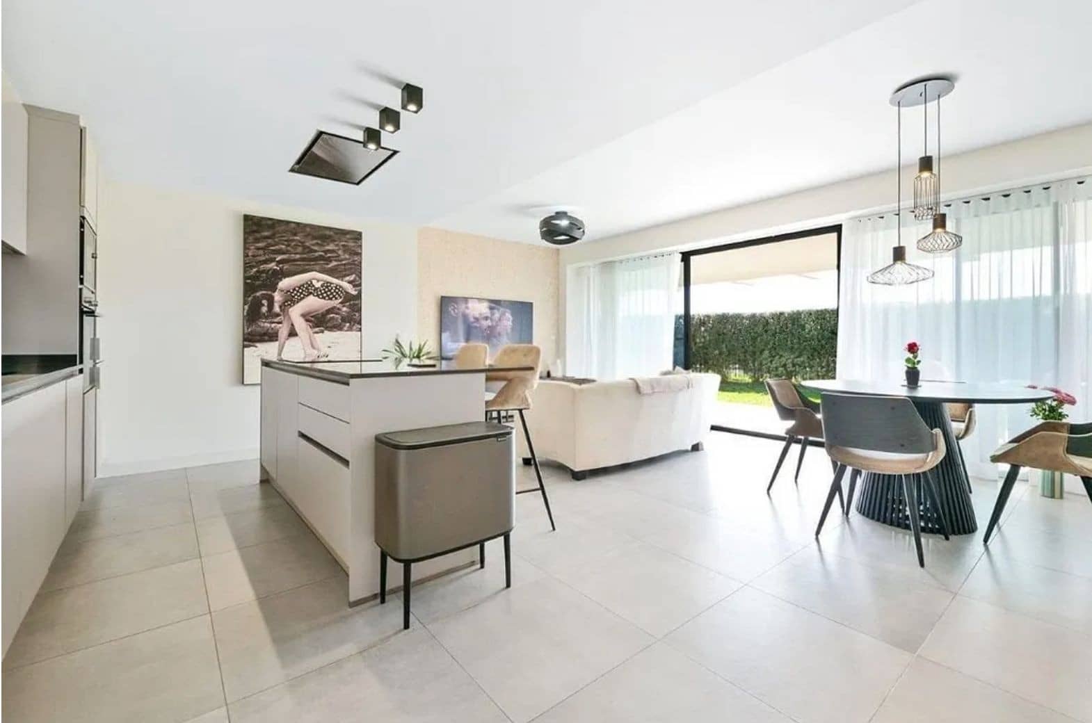 3 soveværelse Lejlighed til leje i Estepona - € 3.000 (Ref: 9436615)