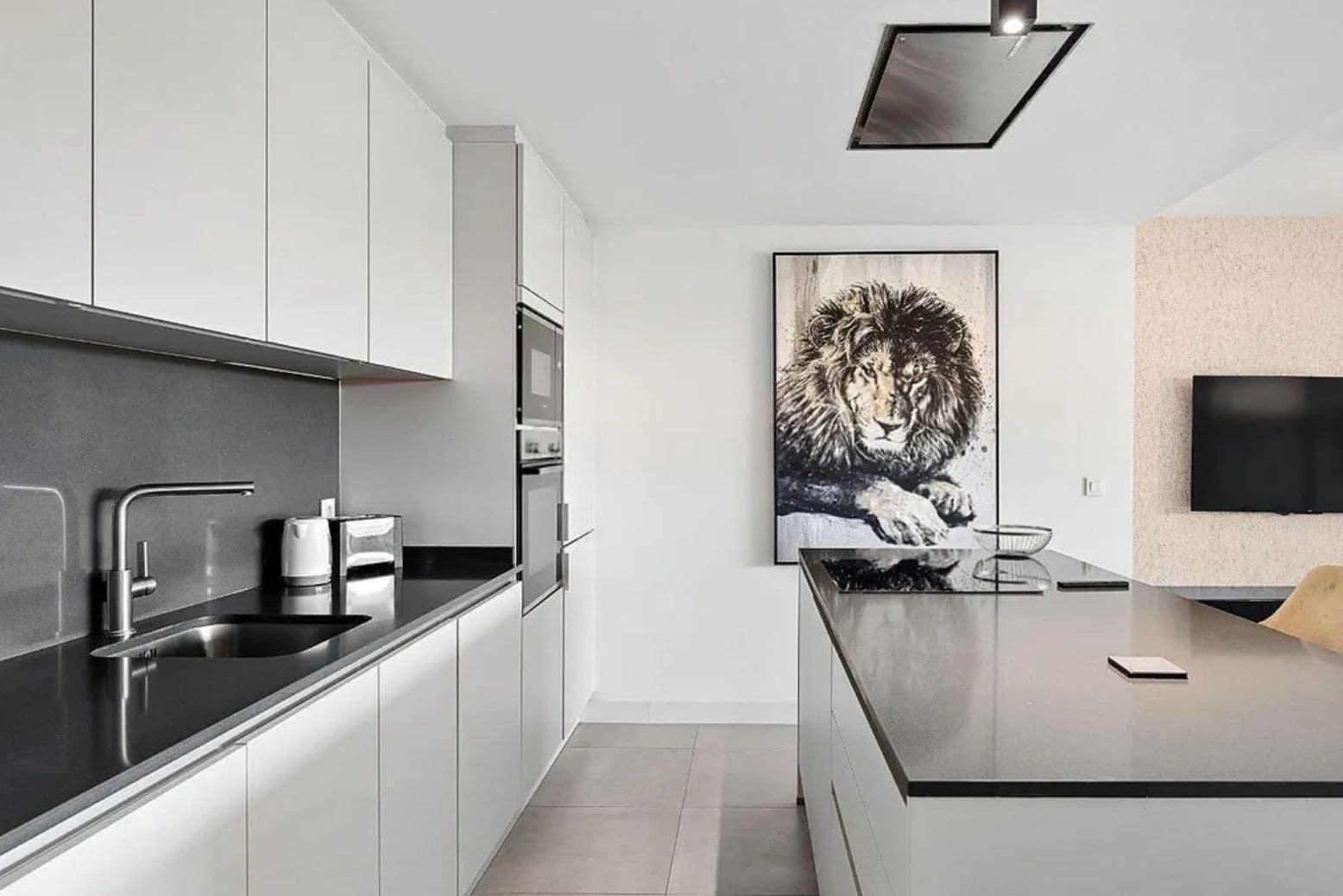 3 soveværelse Lejlighed til leje i Estepona - € 3.000 (Ref: 9436615)