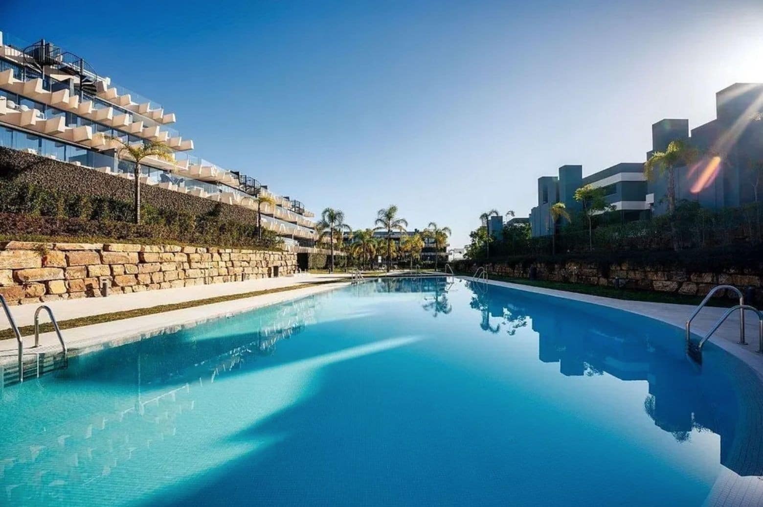 3 soveværelse Lejlighed til leje i Estepona - € 3.000 (Ref: 9436615)