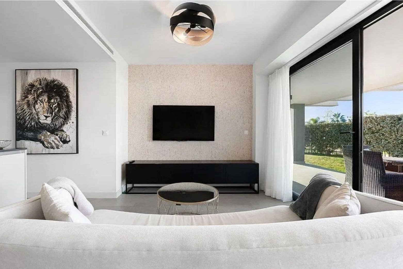 3 soveværelse Lejlighed til leje i Estepona - € 3.000 (Ref: 9436615)