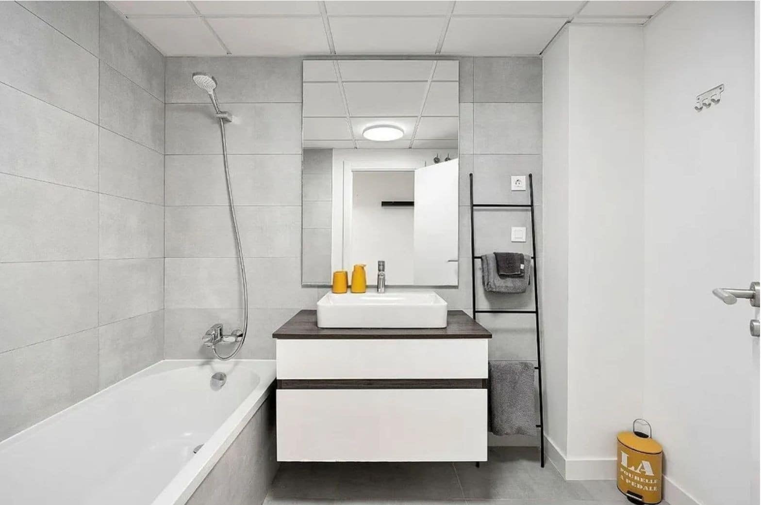 3 soveværelse Lejlighed til leje i Estepona - € 3.000 (Ref: 9436615)