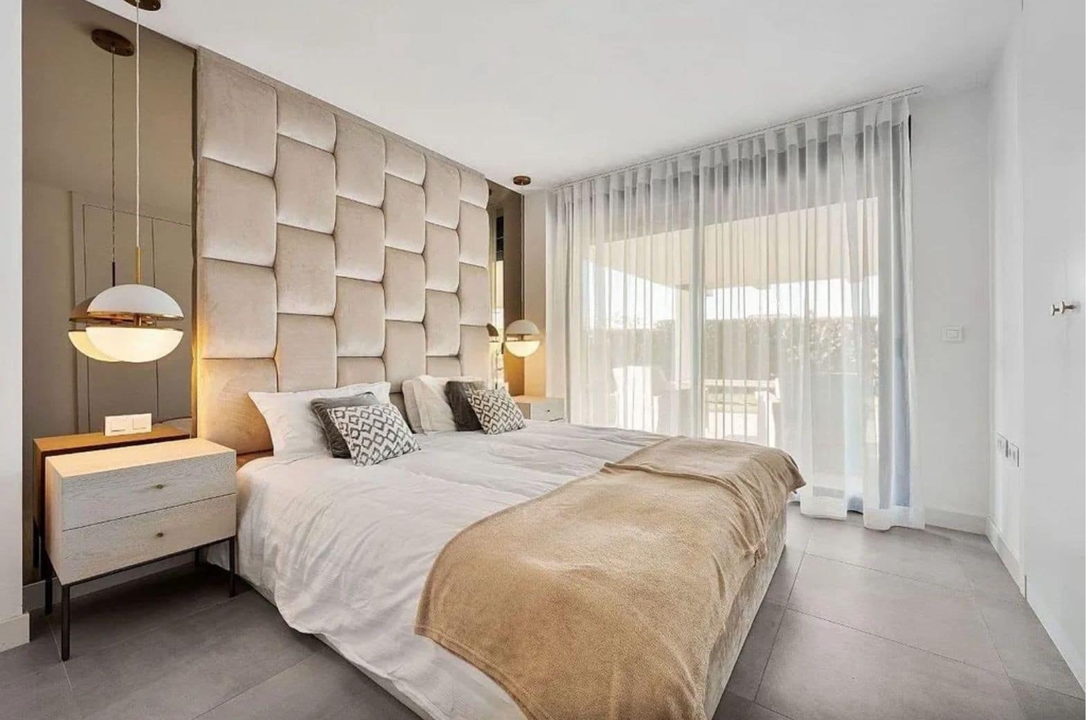 3 soveværelse Lejlighed til leje i Estepona - € 3.000 (Ref: 9436615)