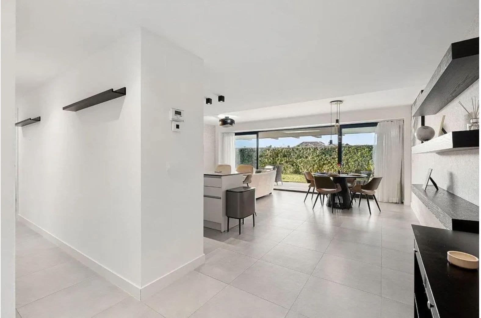 3 soveværelse Lejlighed til leje i Estepona - € 3.000 (Ref: 9436615)