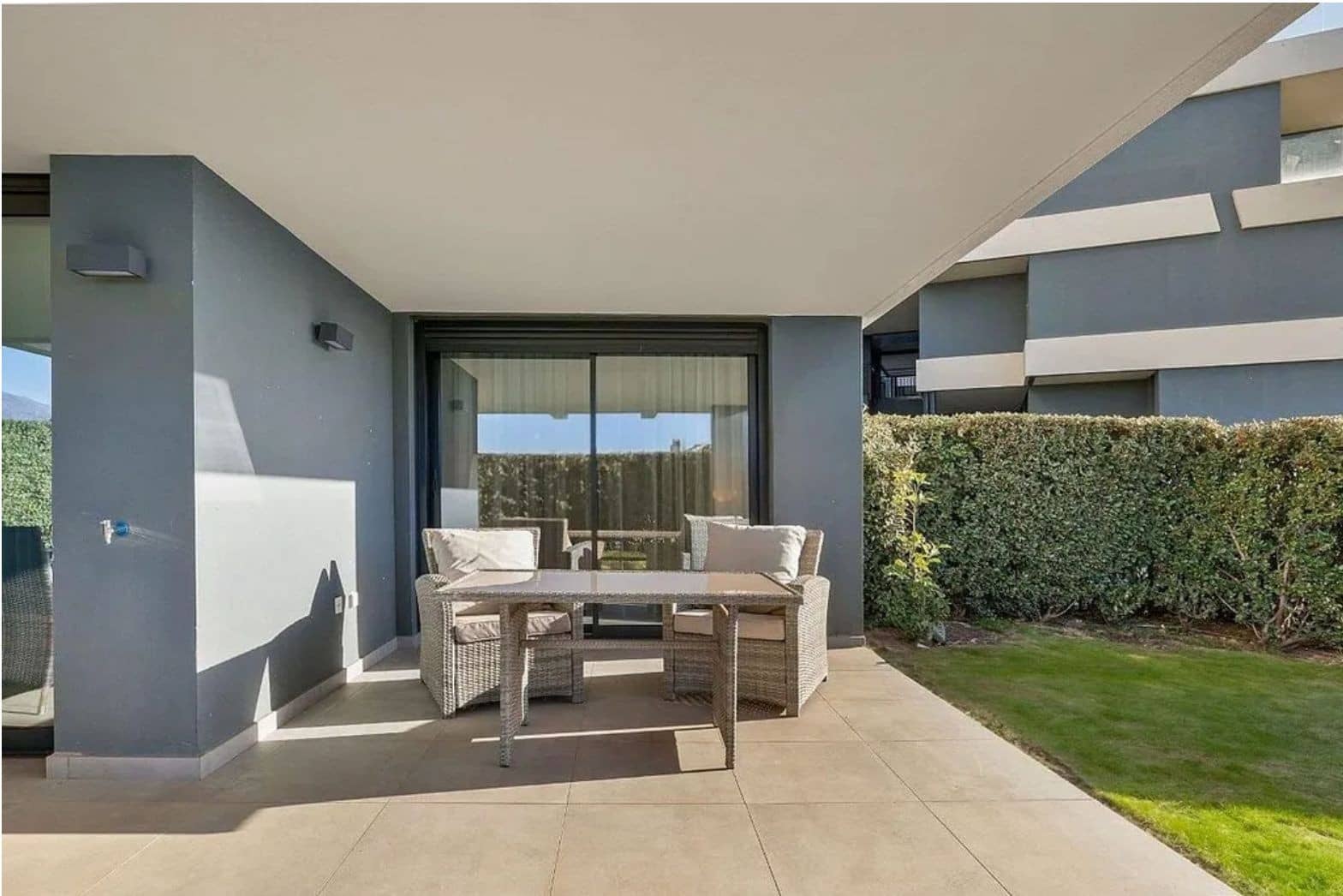 3 soveværelse Lejlighed til leje i Estepona - € 3.000 (Ref: 9436615)