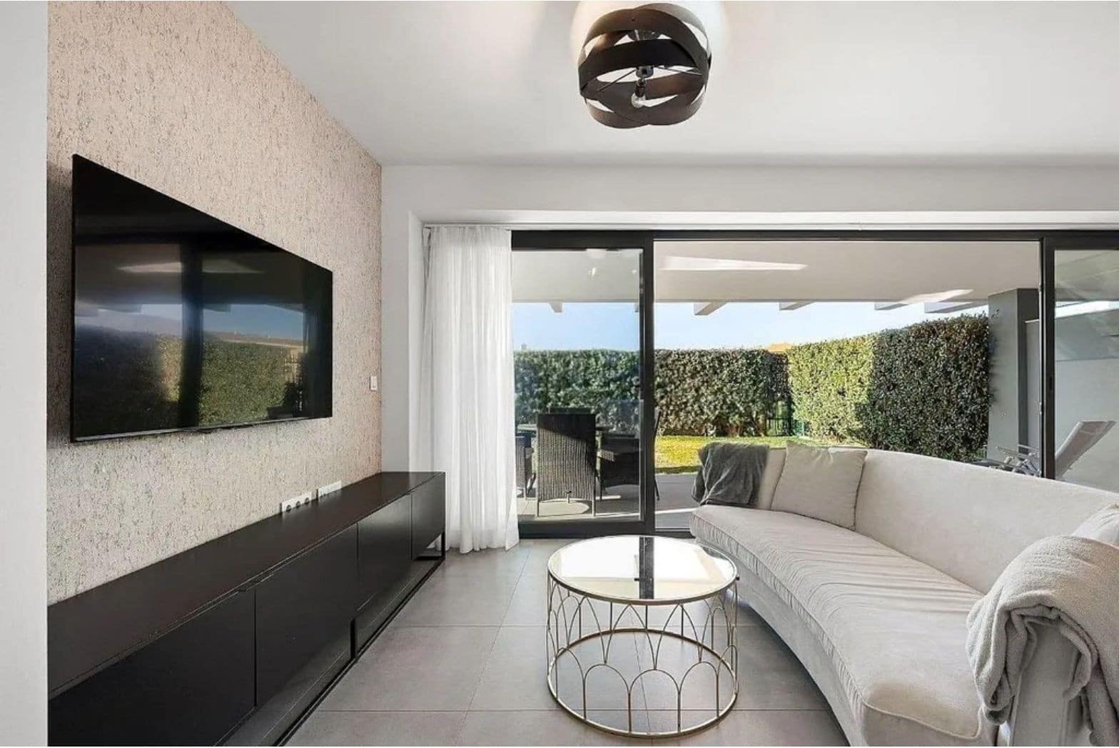 3 soveværelse Lejlighed til leje i Estepona - € 3.000 (Ref: 9436615)