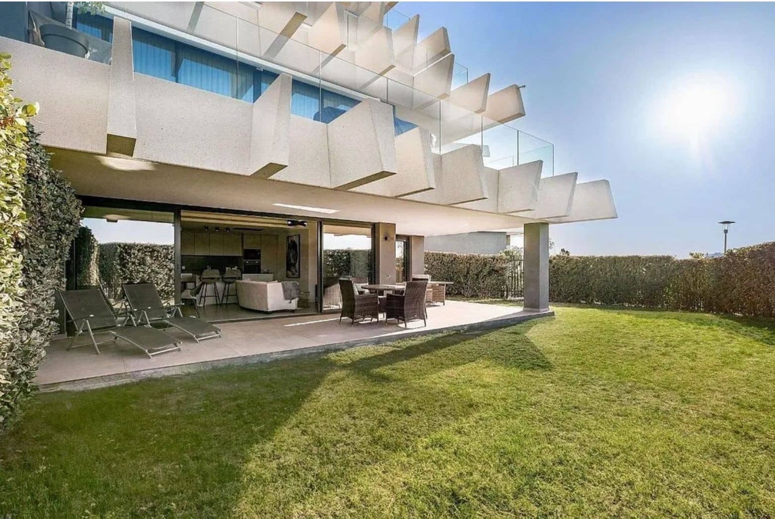 3 soveværelse Lejlighed til leje i Estepona - € 3.000 (Ref: 9436615)