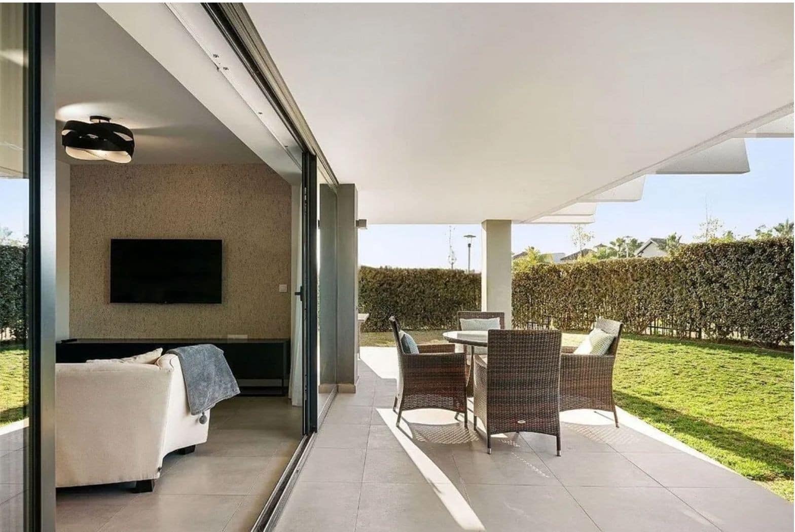 3 soveværelse Lejlighed til leje i Estepona - € 3.000 (Ref: 9436615)