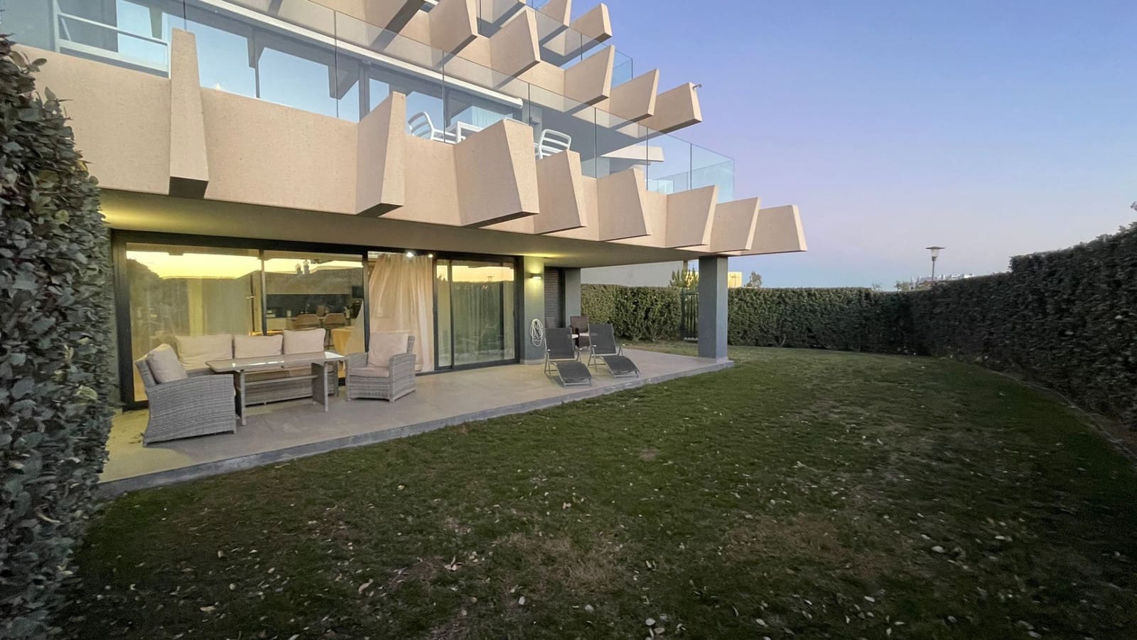 3 soveværelse Lejlighed til leje i Estepona - € 3.000 (Ref: 9436615)